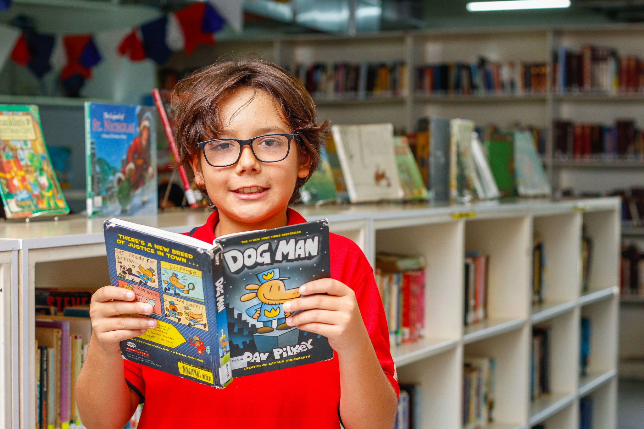 niño leyendo en biblioteca