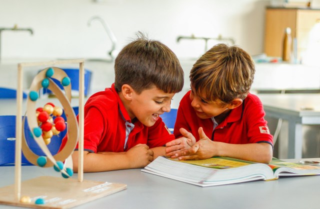 niños estudiando en salón