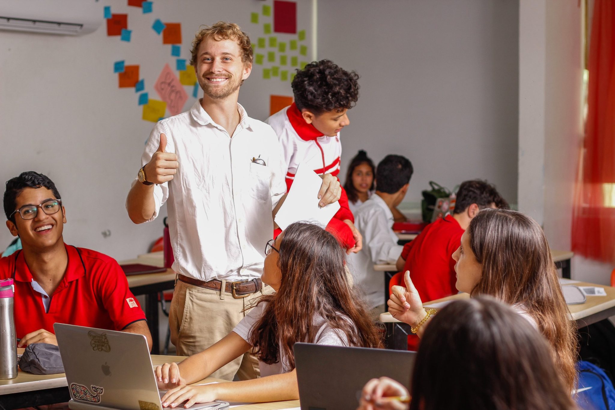 1-5-ventajas-de-estudiar-en-un-colegio-bilingue-con-profesores-nativos-min