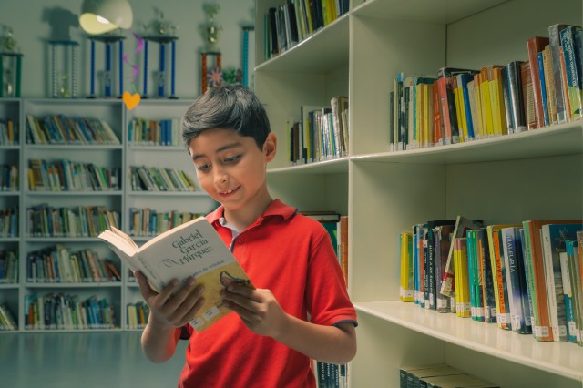 estudiante con libro