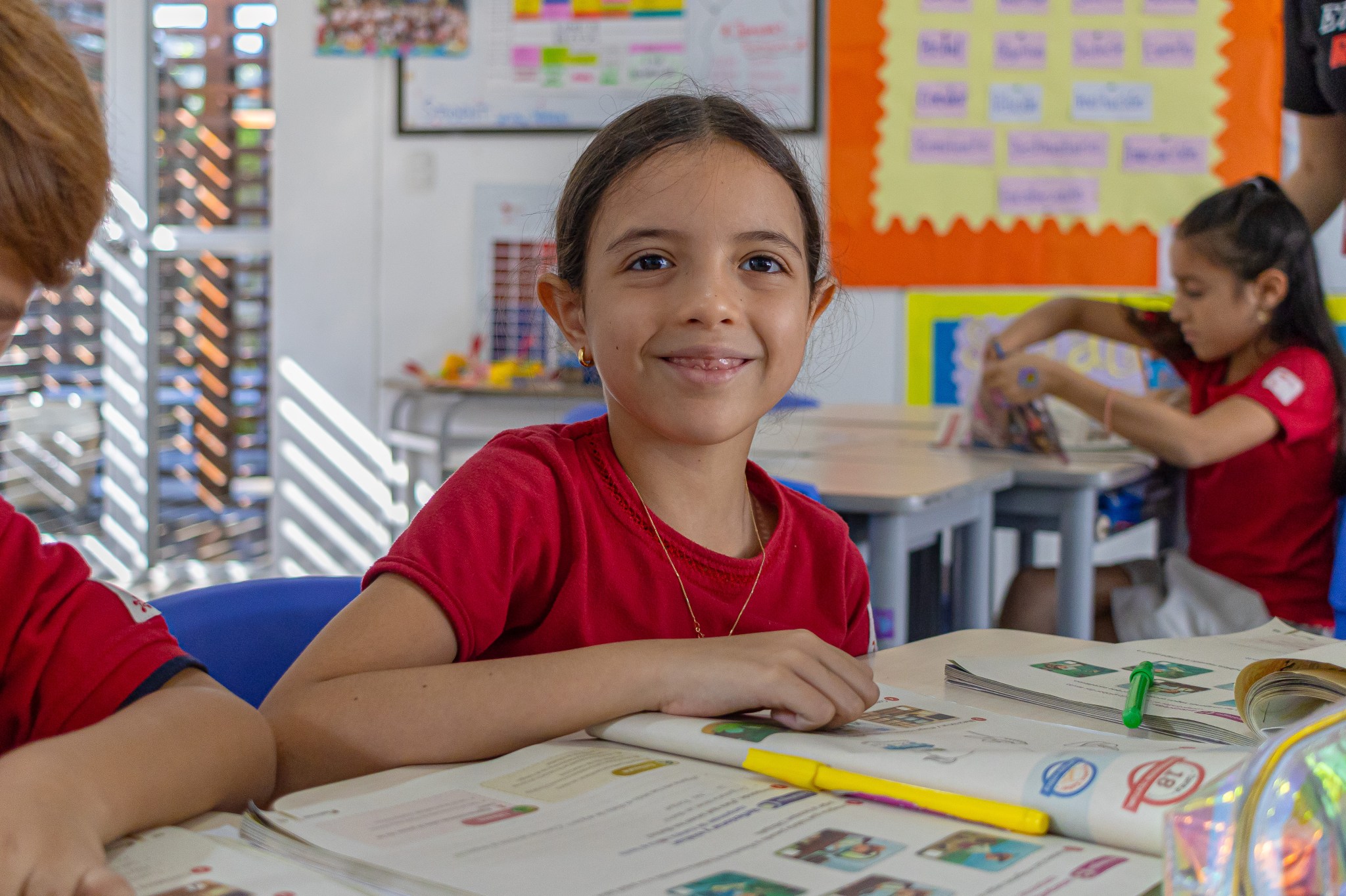 Niña estudiando