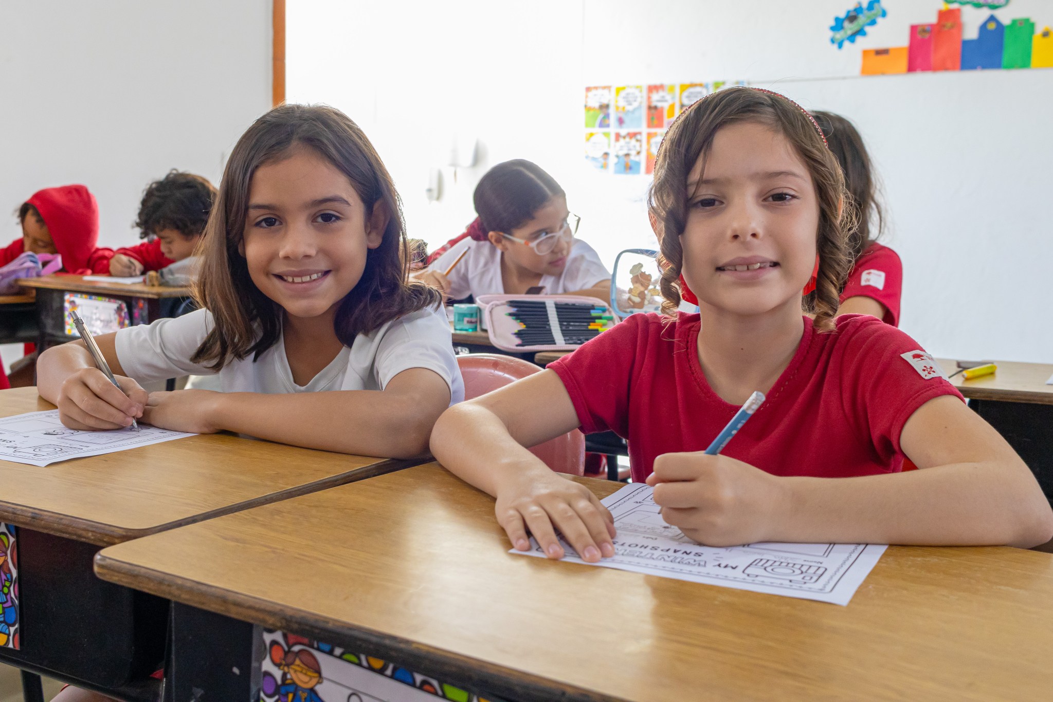 Niños estudiando